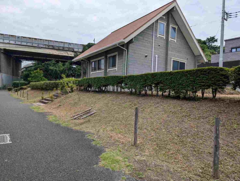 三枚町交差点近くのおしゃれな建物について