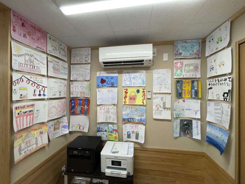 防犯パトロールと子どもたちの絵画展示