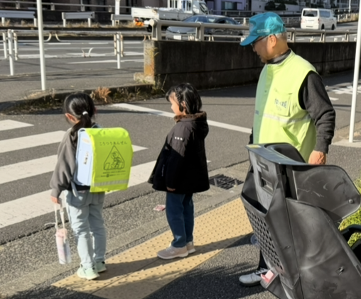 防犯灯の確認と、あたたかな下校見守りの風景