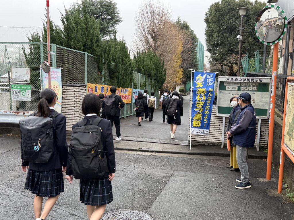 終業式の朝、挨拶運動で子ども達を見守りました！