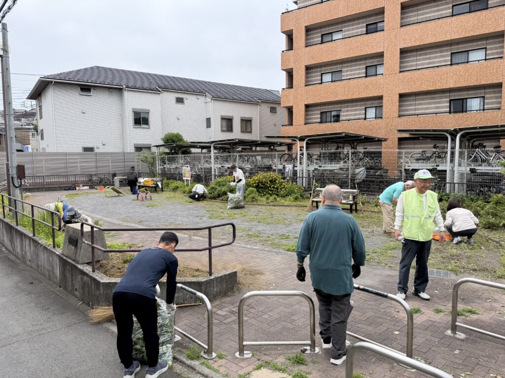地域みんなで清掃活動と防犯パトロールを実施しました